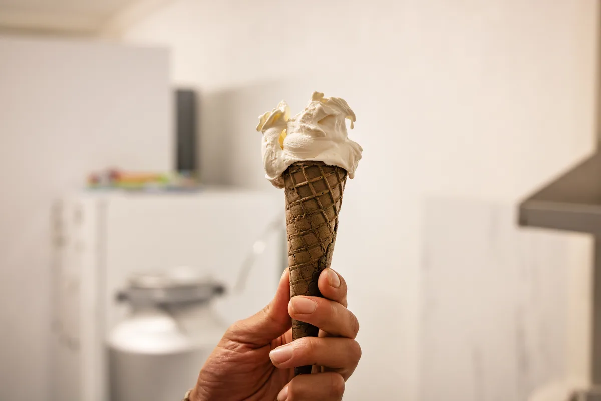 Eine Hand hält ein Glacé.
